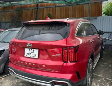 01 xe ô tô con; Nhãn hiệu: KIA; Số loại: SORENTO; BKS: 93A-296.56; 06 chỗ ngồi; Màu Đỏ; Số khung: RNYRJ52D8MC224911, Số máy: D4HEMH280156 theo Giấy chứng nhận đăng ký xe ô tô số 93 010344 do Phòng Cảnh sát giao thông, Công an tỉnh Bình Phước cấp ngày 31/12/2021 đứng tên Trần Thái Giang.