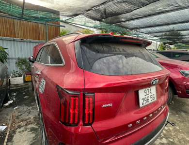 01 xe ô tô con; Nhãn hiệu: KIA; Số loại: SORENTO; BKS: 93A-296.56; 06 chỗ ngồi; Màu Đỏ; Số khung: RNYRJ52D8MC224911, Số máy: D4HEMH280156 theo Giấy chứng nhận đăng ký xe ô tô số 93 010344 do Phòng Cảnh sát giao thông, Công an tỉnh Bình Phước cấp ngày 31/12/2021 đứng tên Trần Thái Giang.