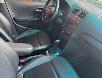 01 xe ô tô con; Nhãn hiệu: VOLKSWAGEN; Số loại: POLO;  05 chỗ ngồi; Màu Xanh-817