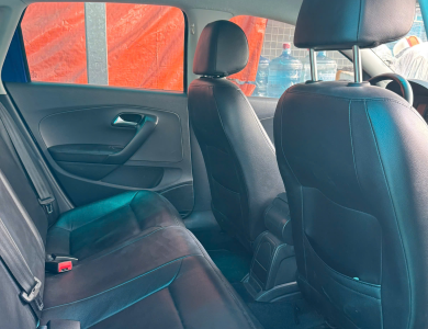 01 xe ô tô con; Nhãn hiệu: VOLKSWAGEN; Số loại: POLO;  05 chỗ ngồi; Màu Xanh-817